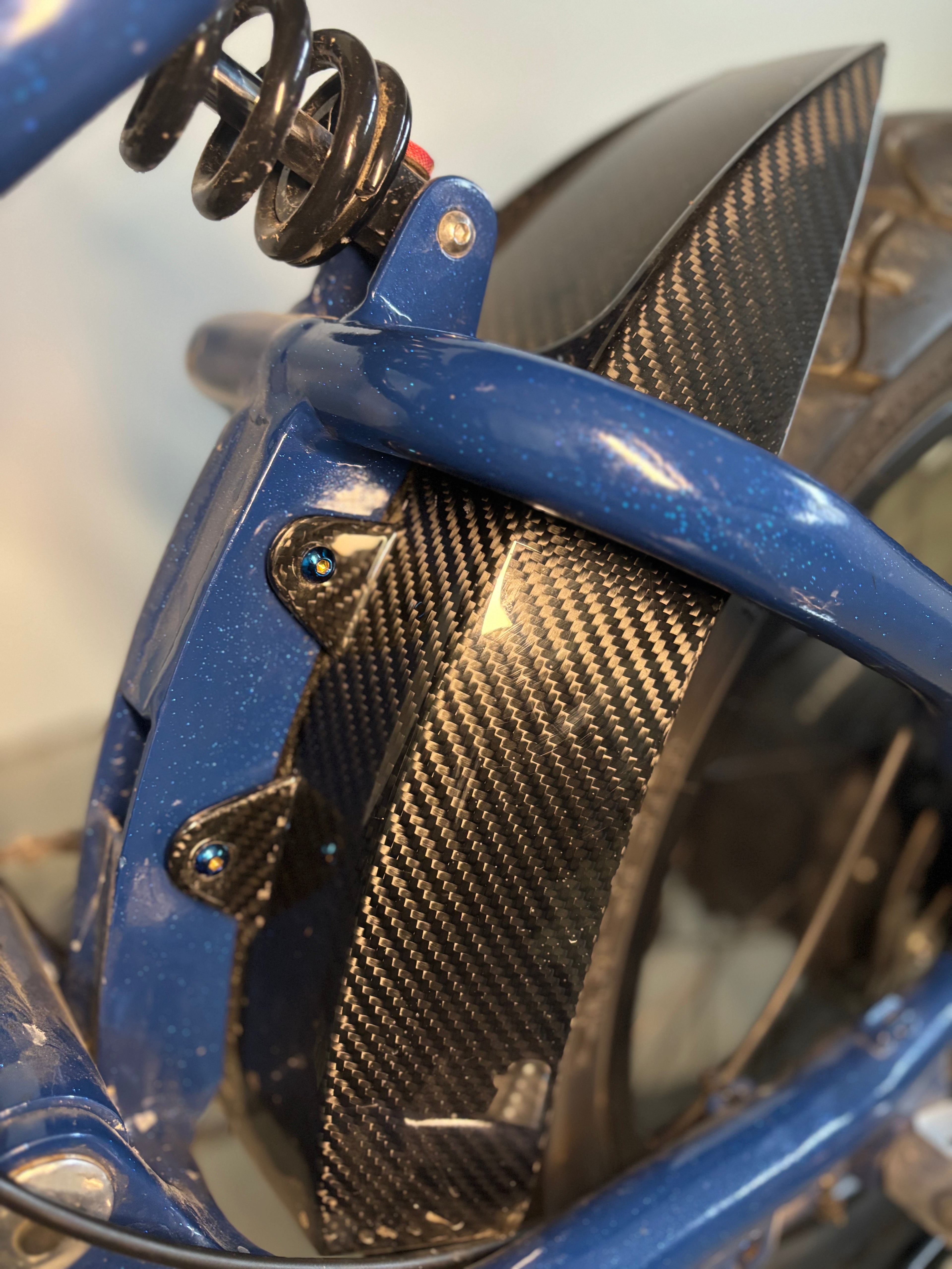 Flow carbon/ rear mud guard super 73 Titanium bolts